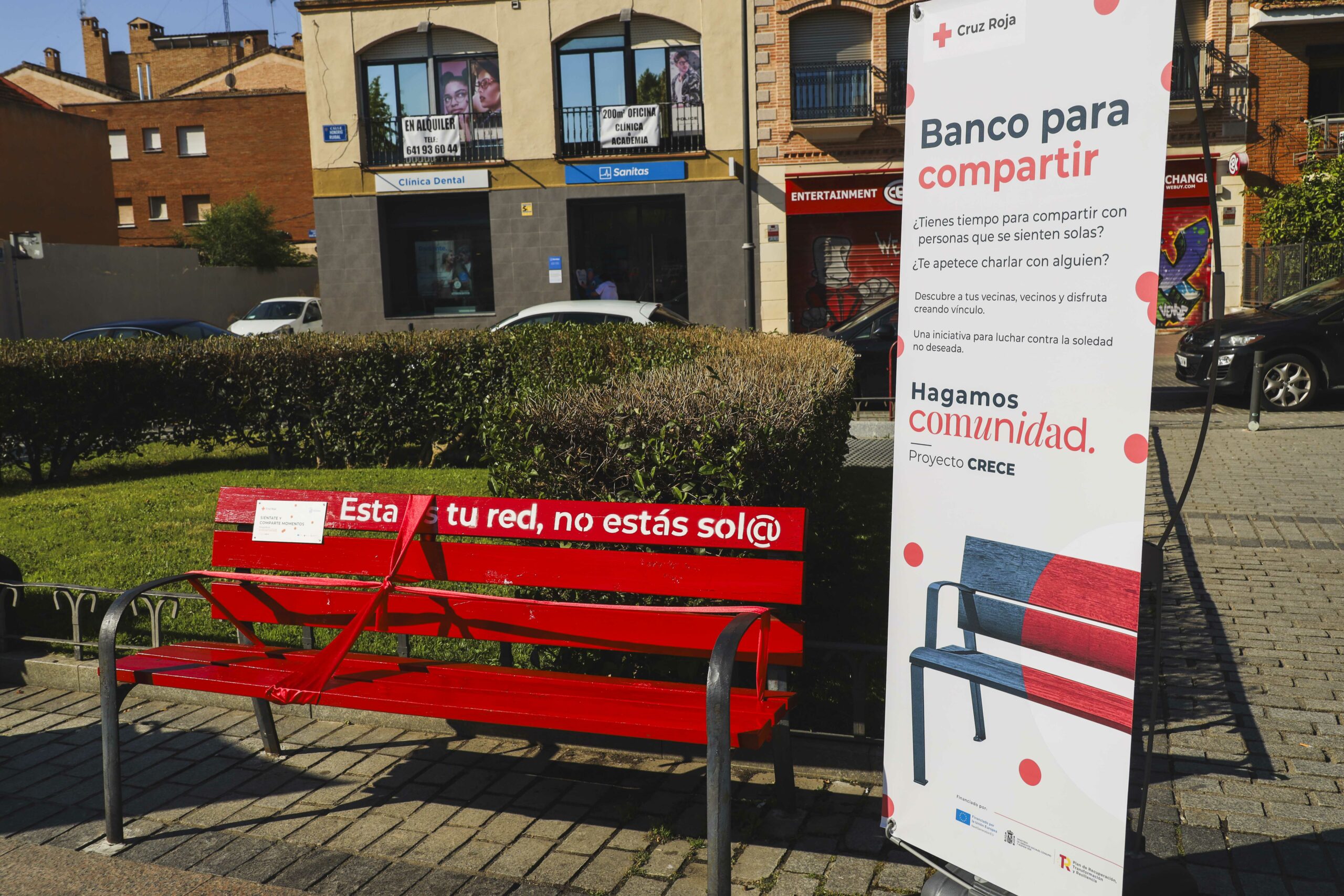 El Ayuntamiento de Móstoles y Cruz Roja instalan un banco de color rojo en la Plaza del Pradillo para combatir la soledad no deseada