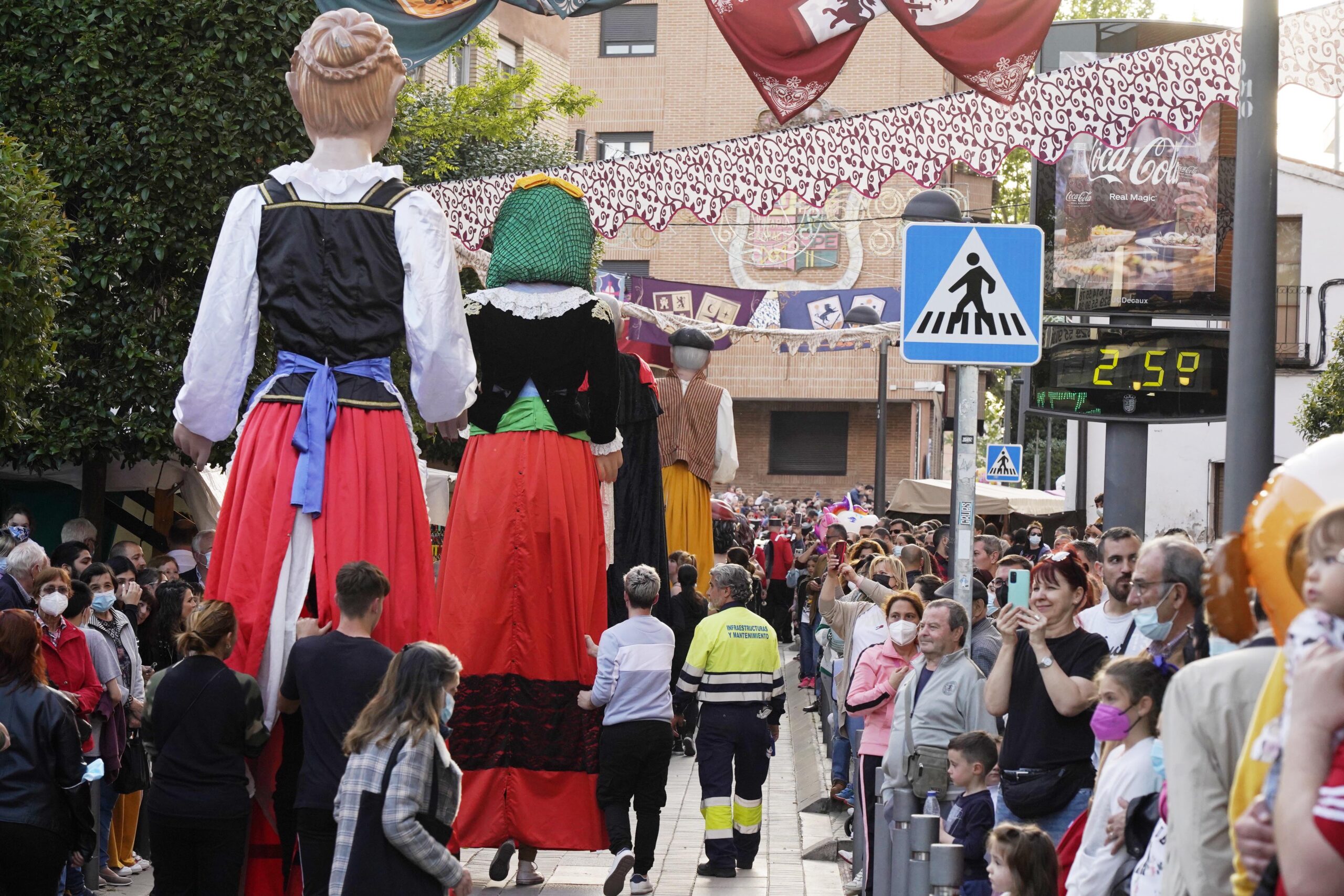 El Mercado Goyesco, el Desfile Goyesco de Gigantes y Cabezudos, el pregón, el chupinazo y los fuegos artificiales arrancan las Fiestas del 2 de Mayo
