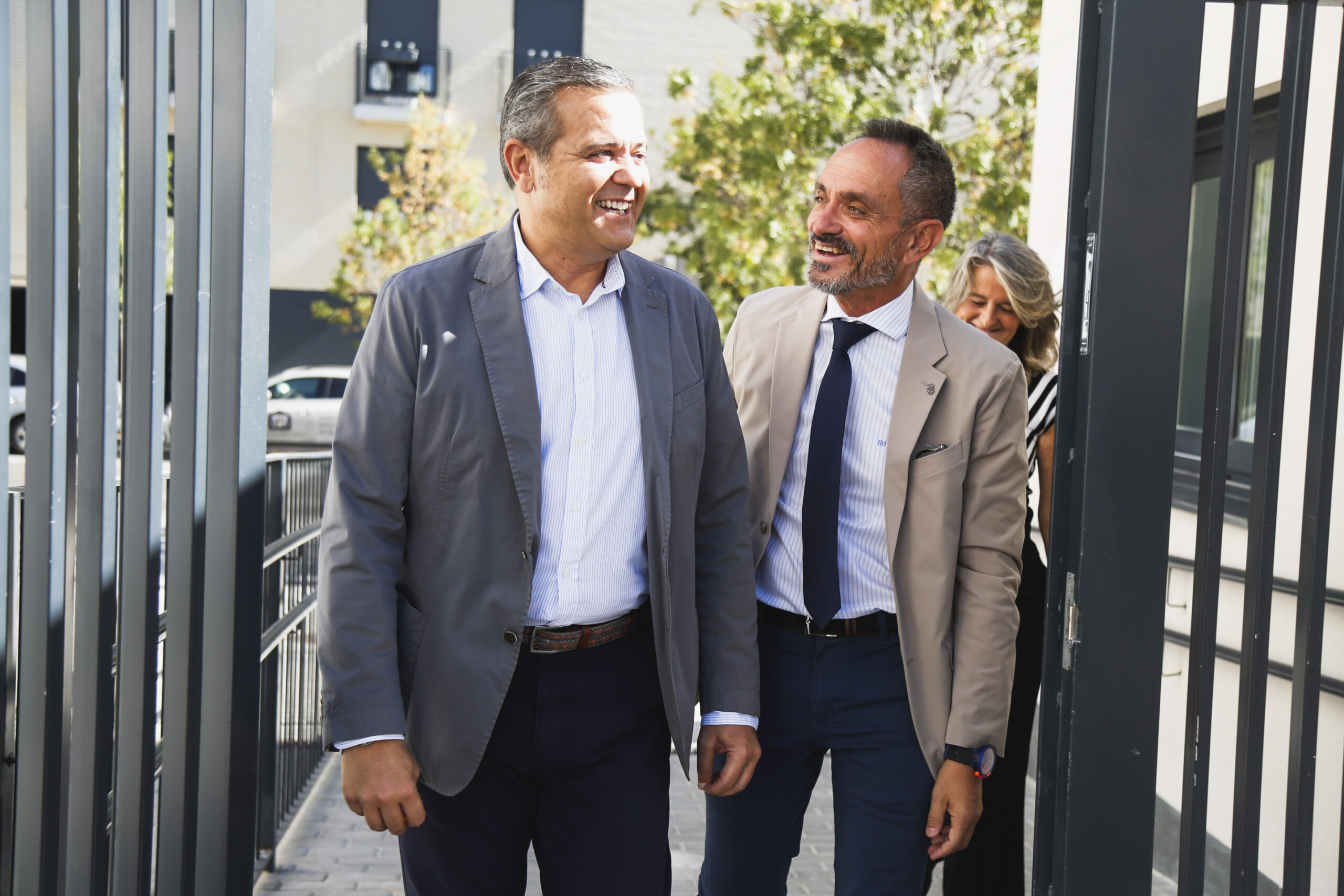 El alcalde de Móstoles, junto al consejero de Vivienda, entregan las llaves de 130 viviendas del Plan Vive