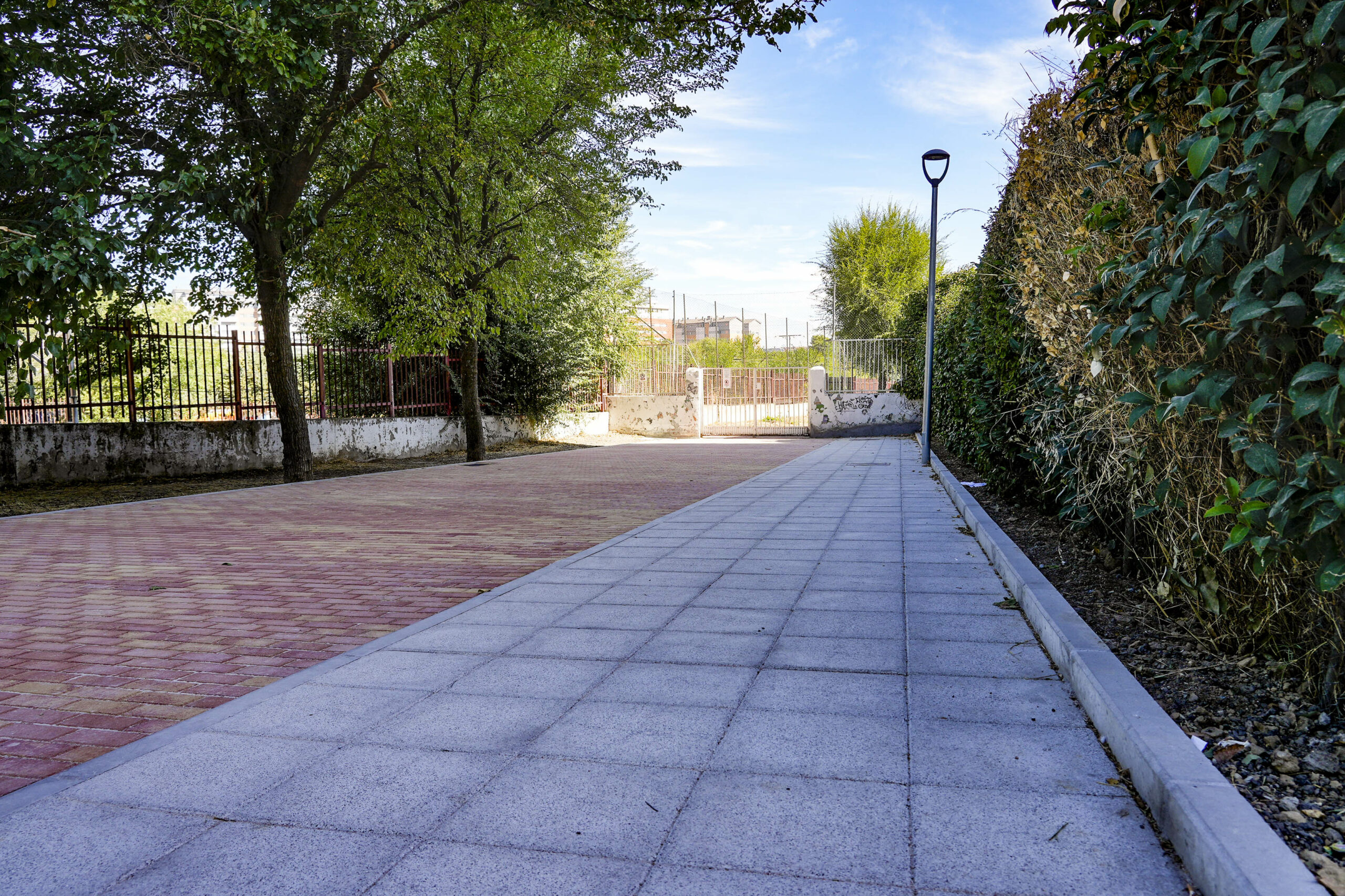 El Ayuntamiento de Móstoles mejora el acceso al CEIP Federico García Lorca en la calle Francisco Javier Sauquillo