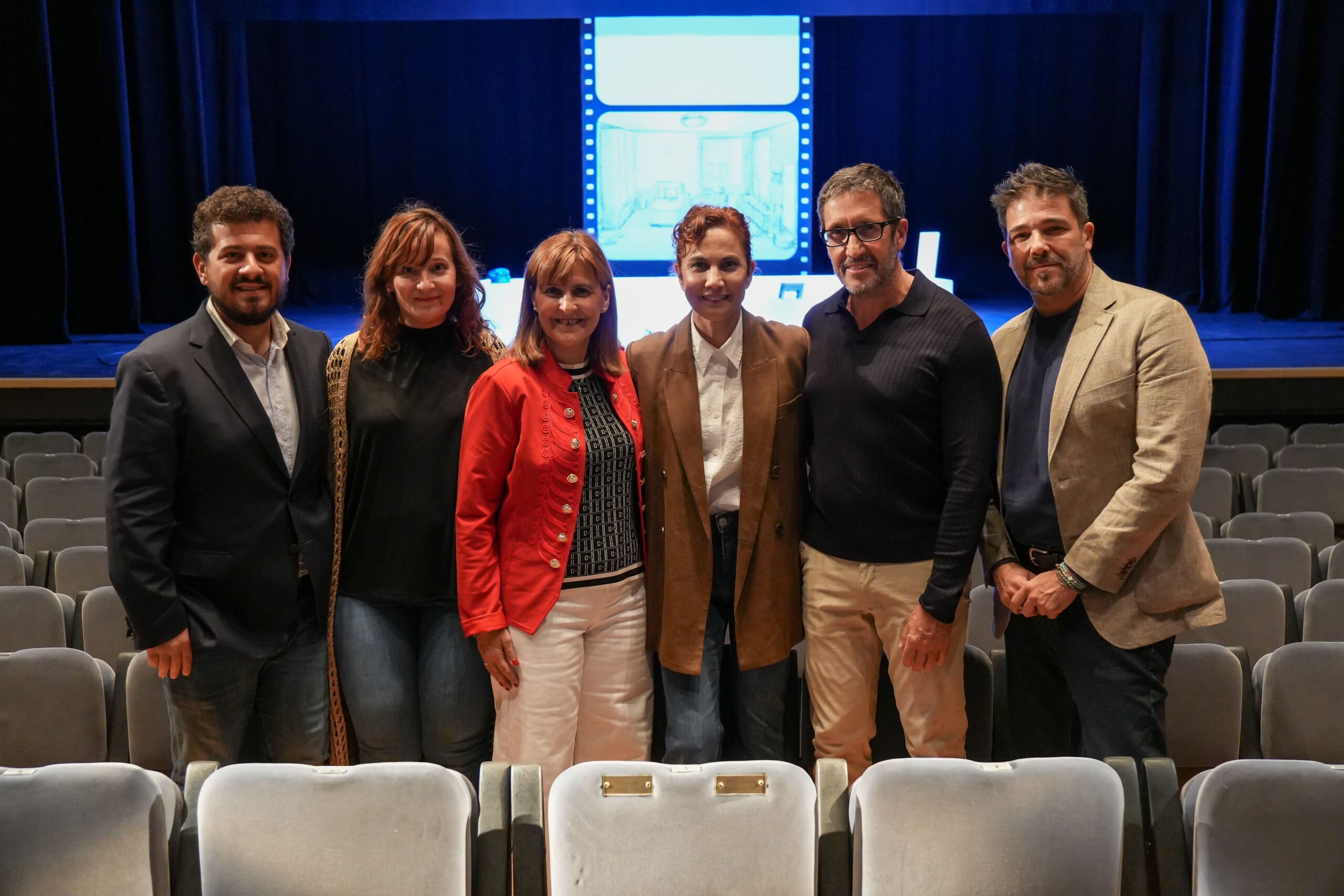 La actriz Toni Acosta inaugura el Bosque de las Artes poniendo la primera placa de un artista en una butaca del Teatro del Bosque