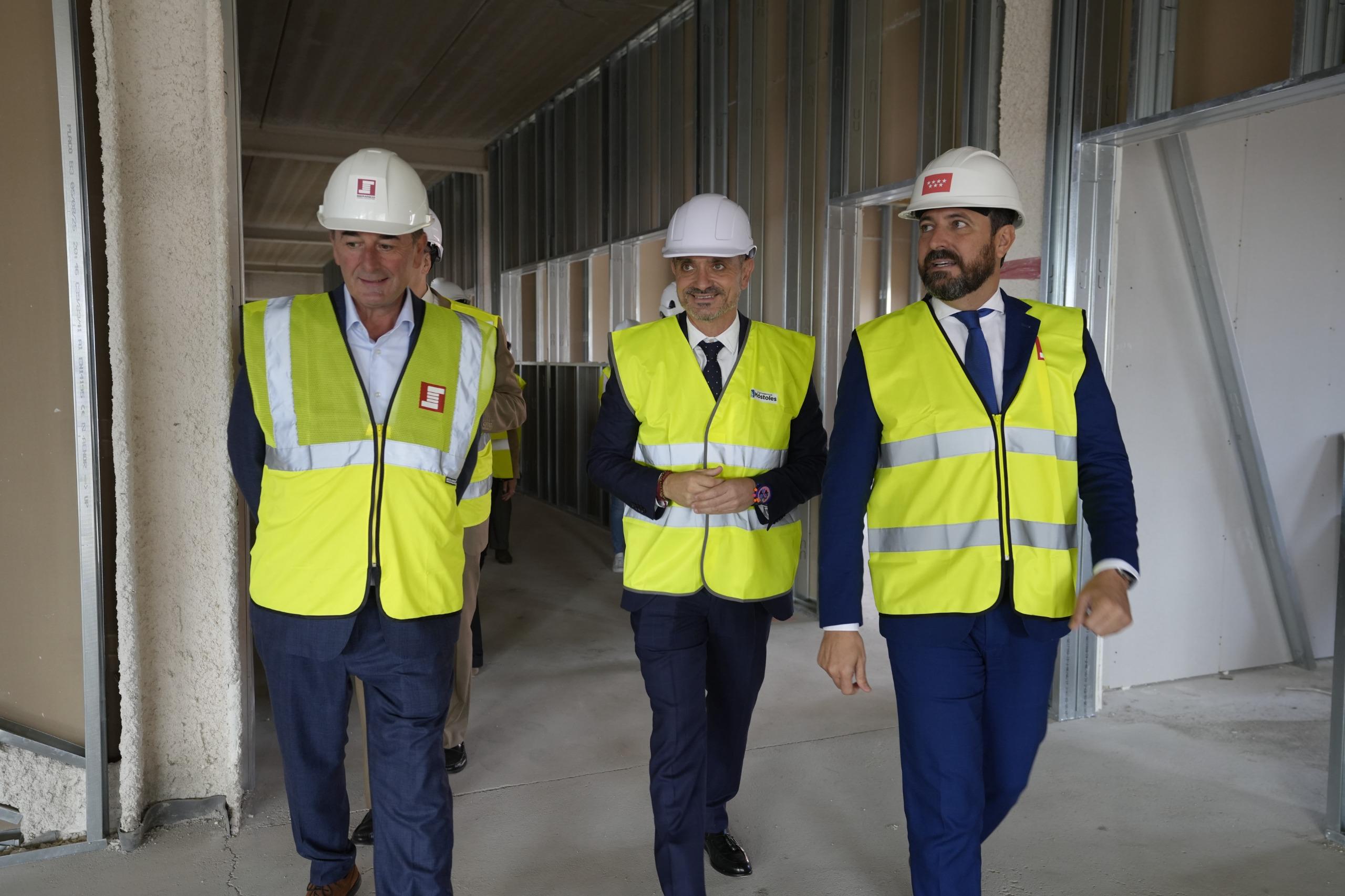 El alcalde y el viceconsejero de Política y Organización Educativa visitan las obras de ampliación del CEIP Maruja Mallo, que cuentan con una inversión de 2,8 millones de euros