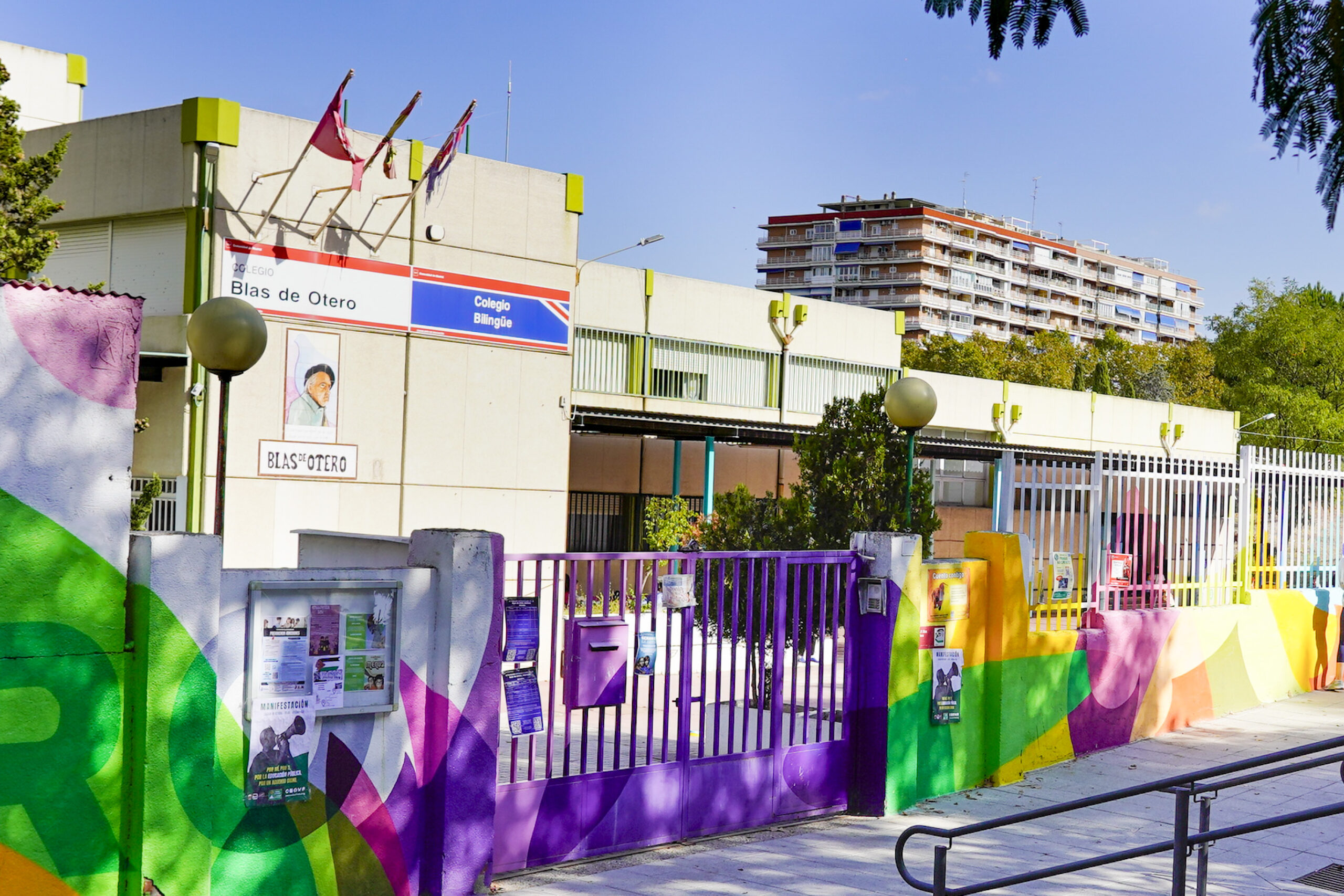 El alcalde de Móstoles da el pistoletazo de salida a la carrera solidaria contra la leucemia infantil en el CEIP Blas de Otero
