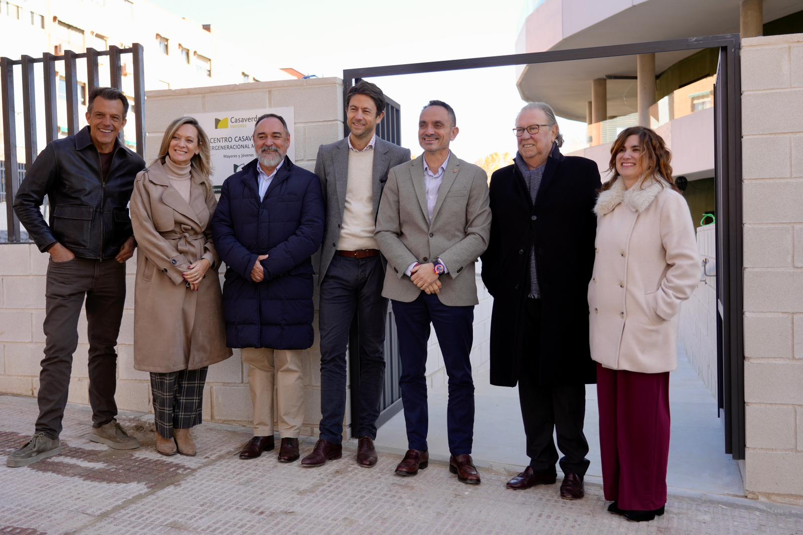 El alcalde visita el nuevo Centro Casaverde, un complejo que fomenta la convivencia intergeneracional en Móstoles