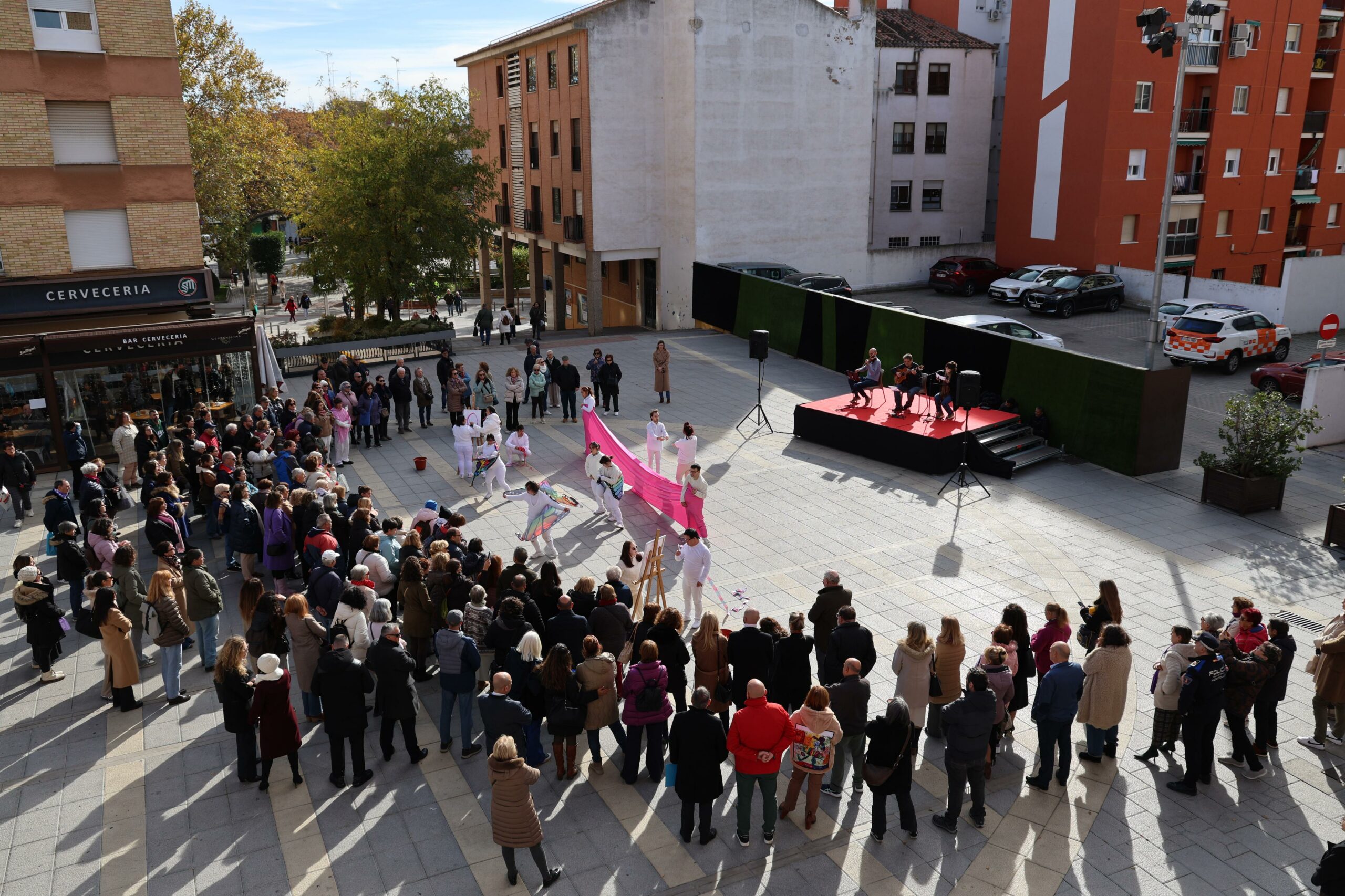 Móstoles celebra un emotivo acto institucional por el 25-N en la Plaza de España del municipio
