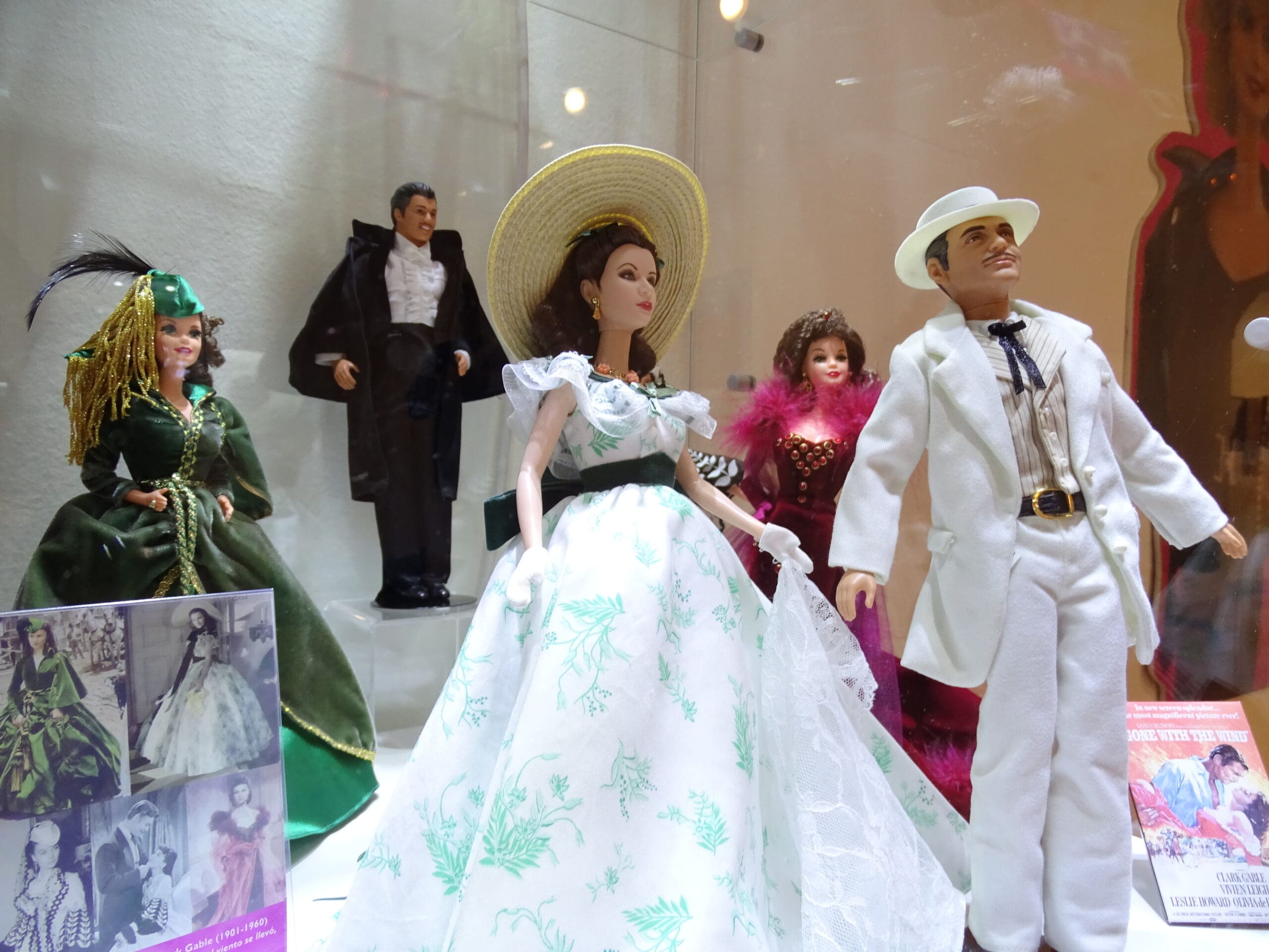 La exposición “Barbie, cine y moda” llega a Móstoles con más de 200 muñecas de colección