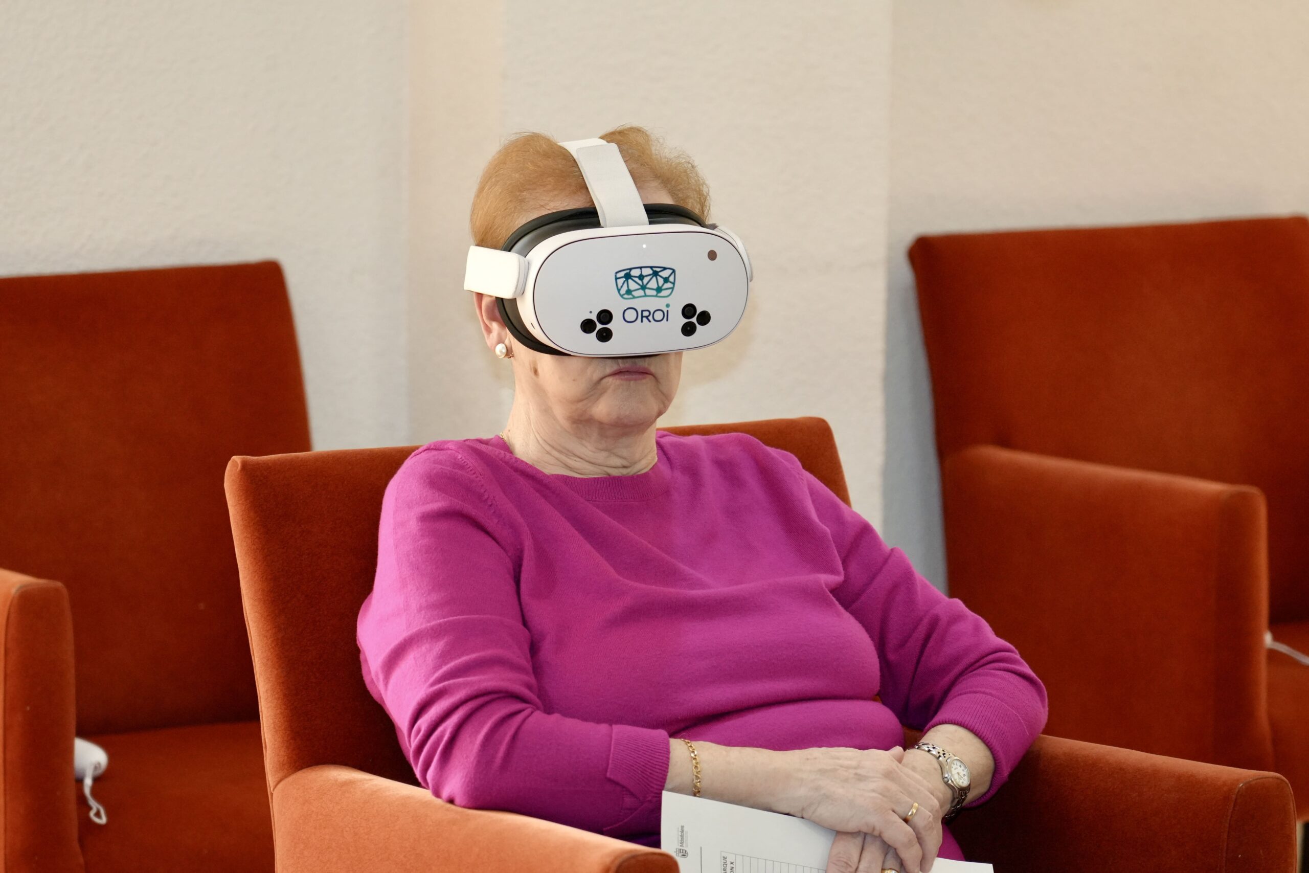 Los mayores viven una experiencia 3D con gafas de realidad virtual en el centro Juan XXIII