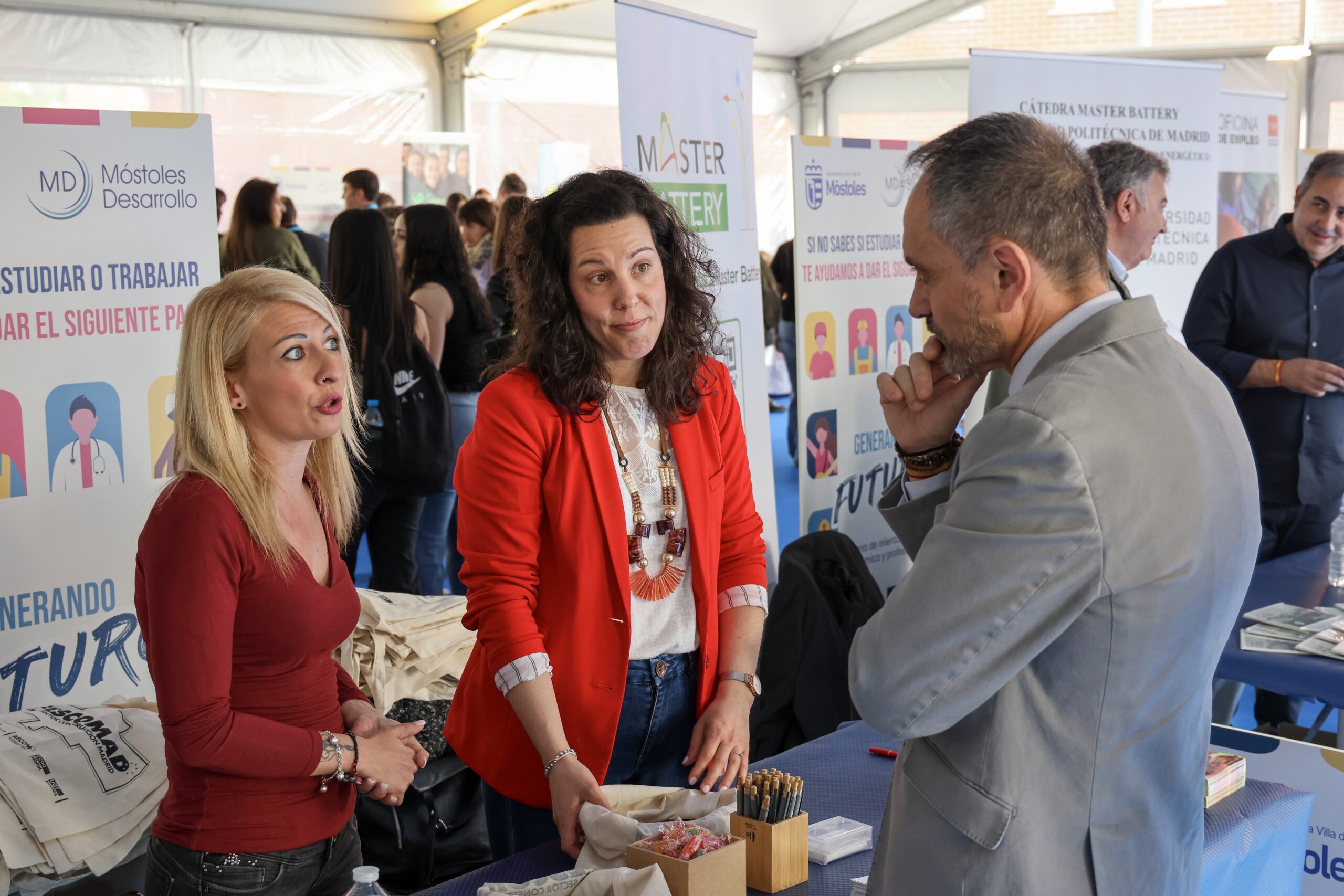 Móstoles inaugura una feria que ayuda a jóvenes a elegir su futuro académico y laboral