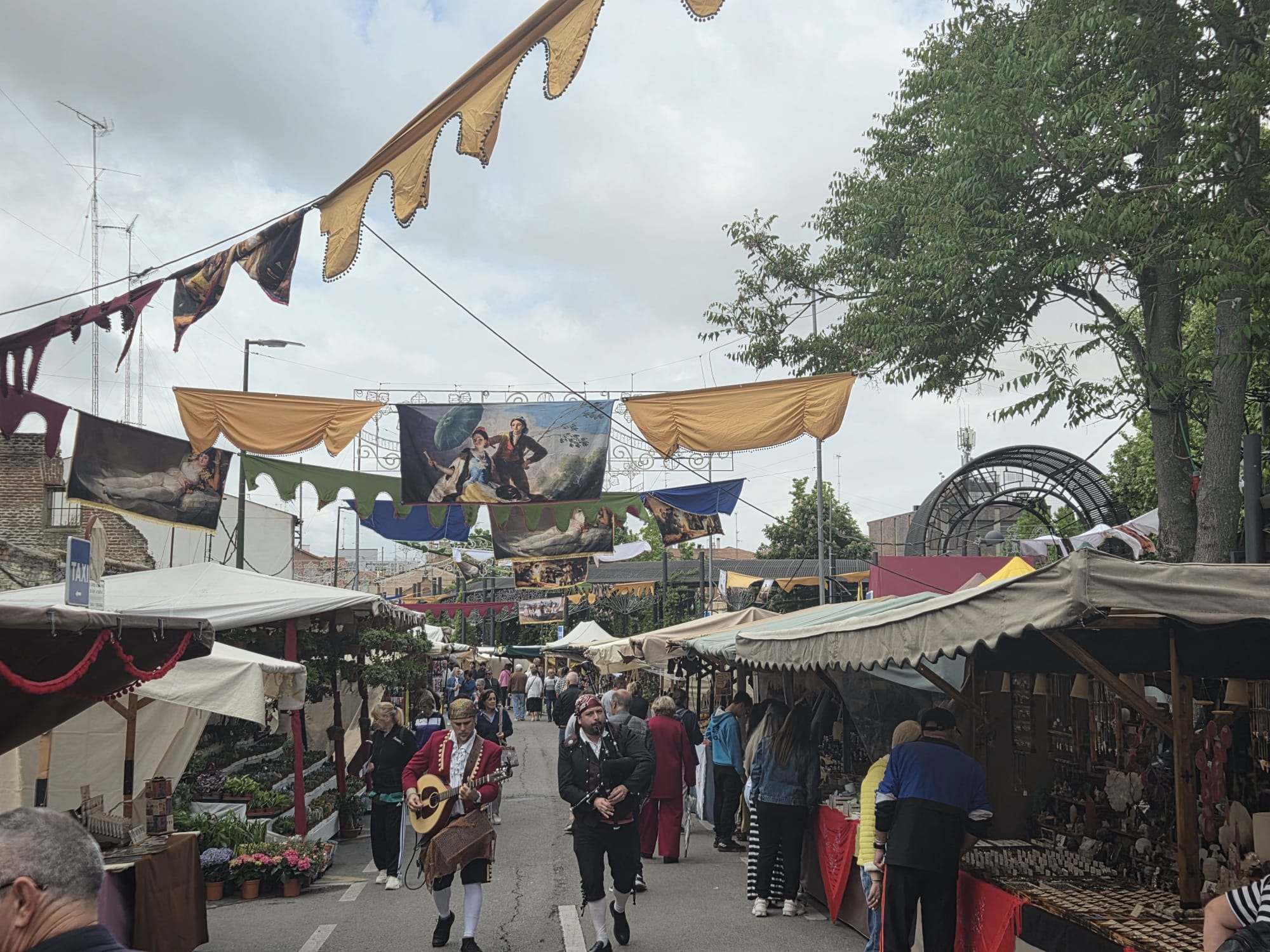 Móstoles se engalana para celebrar sus Fiestas del 2 de Mayo