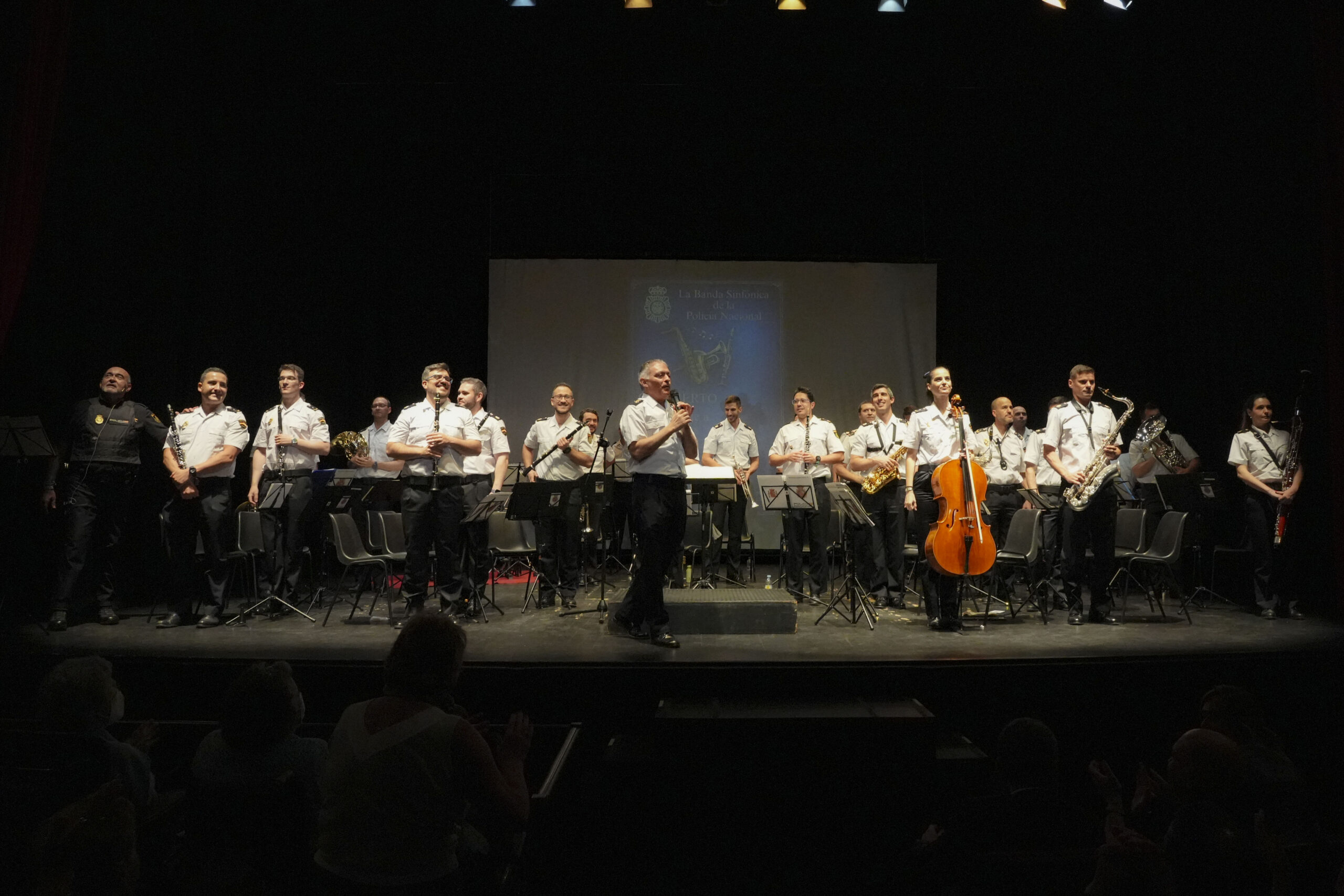 El alcalde asiste al concierto de la Banda Sinfónica de la Policía Nacional, homenaje a los mayores, en el Teatro Villa de Móstoles