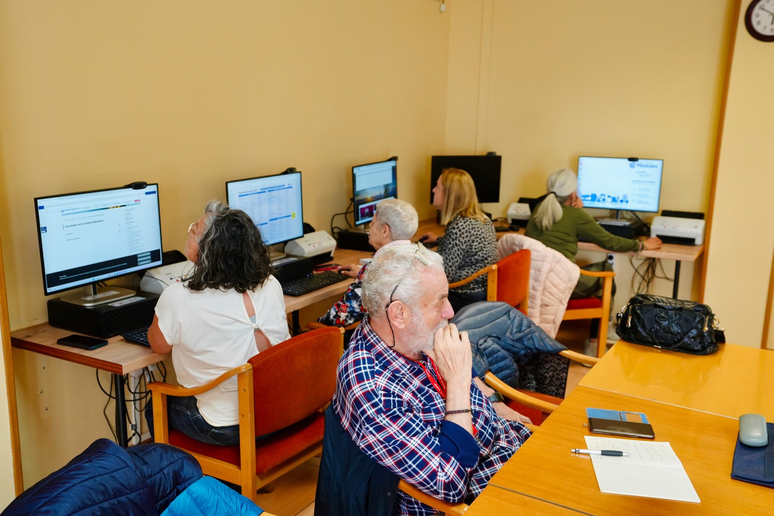 El Ayuntamiento de Móstoles renueva los equipos informáticos y tecnológicos de los centros municipales de mayores