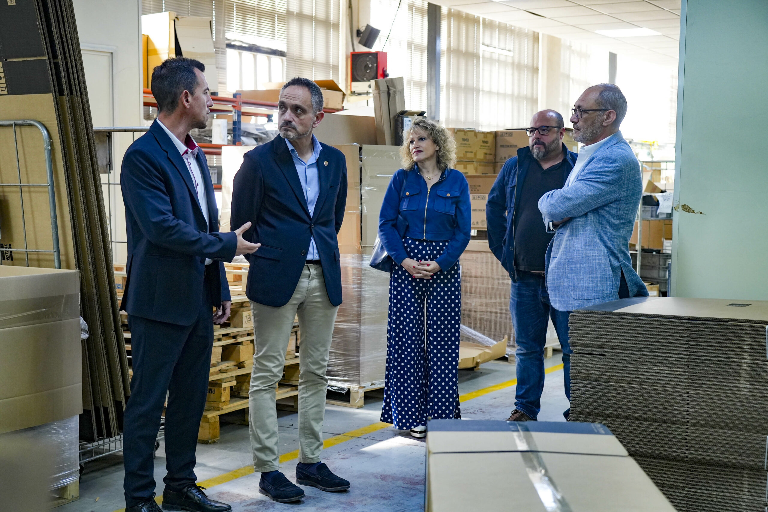 El alcalde realiza distintas visitas para apoyar el comercio y la industria local