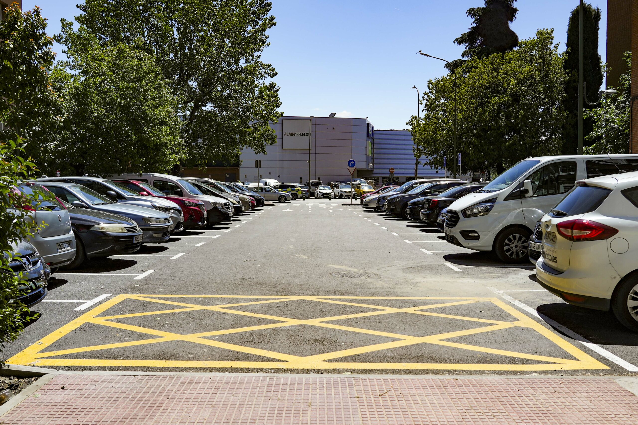 El Ayuntamiento mejora la accesibilidad peatonal de la Avenida de la ONU entre los números 72 y 74
