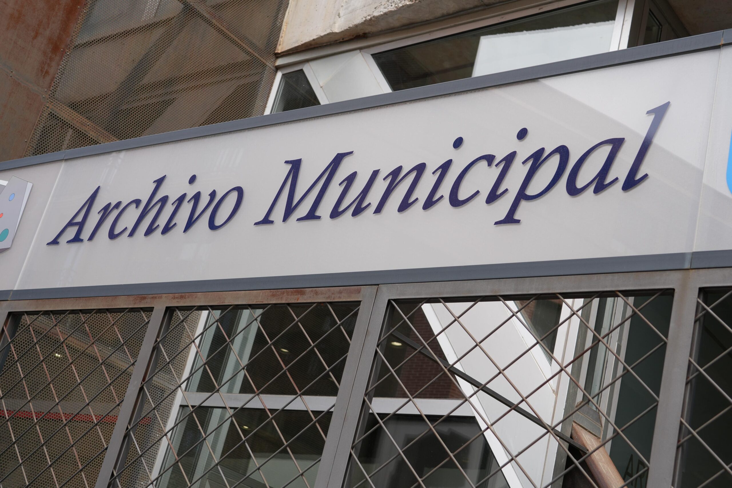 El alcalde de Móstoles visita el Archivo Municipal en las II Jornadas de Puertas abiertas
