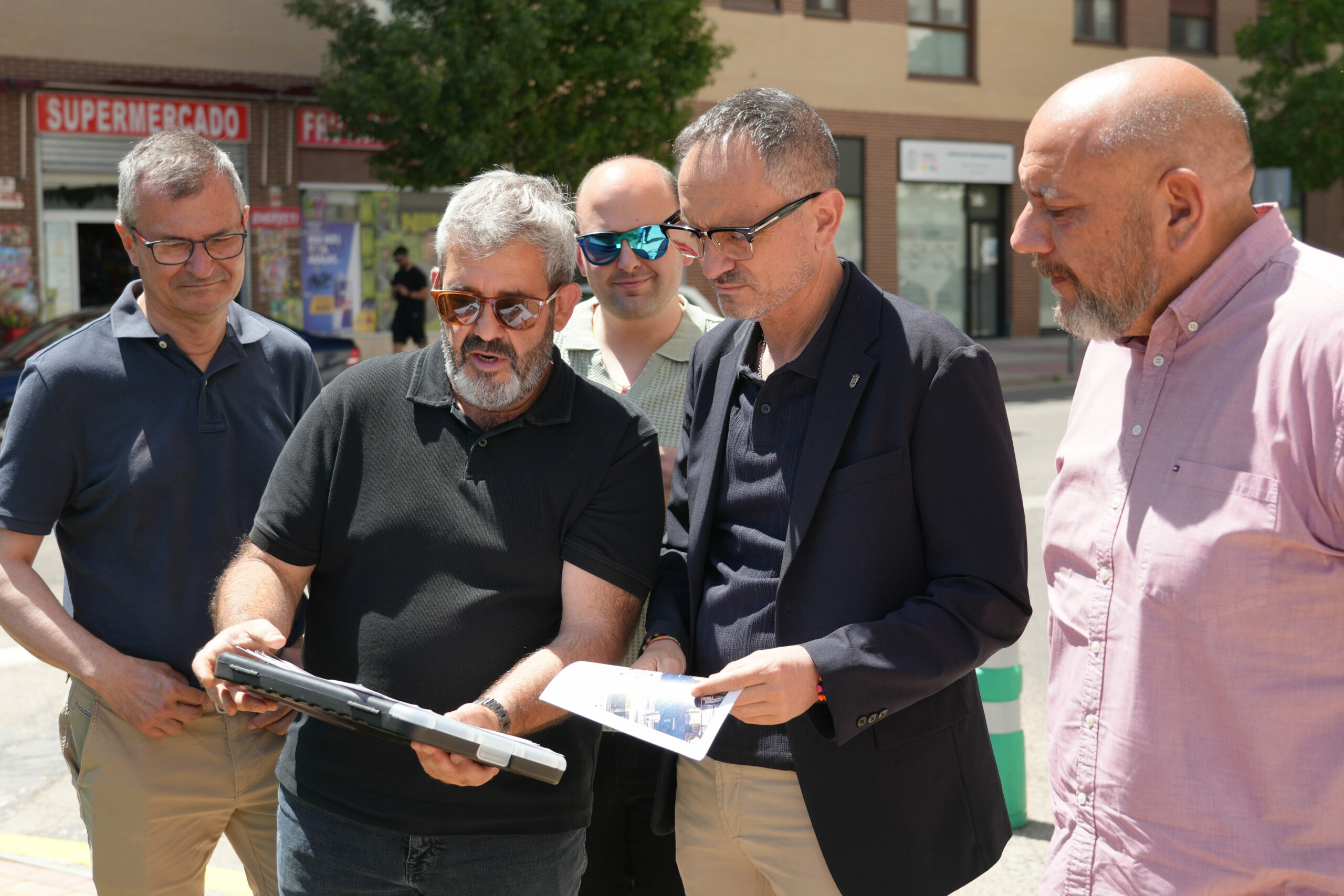 El Gobierno municipal impulsa nuevas mejoras en el PAU-4 con la remodelación de una rotonda y nueva maquinaria para trabajos de desbroce