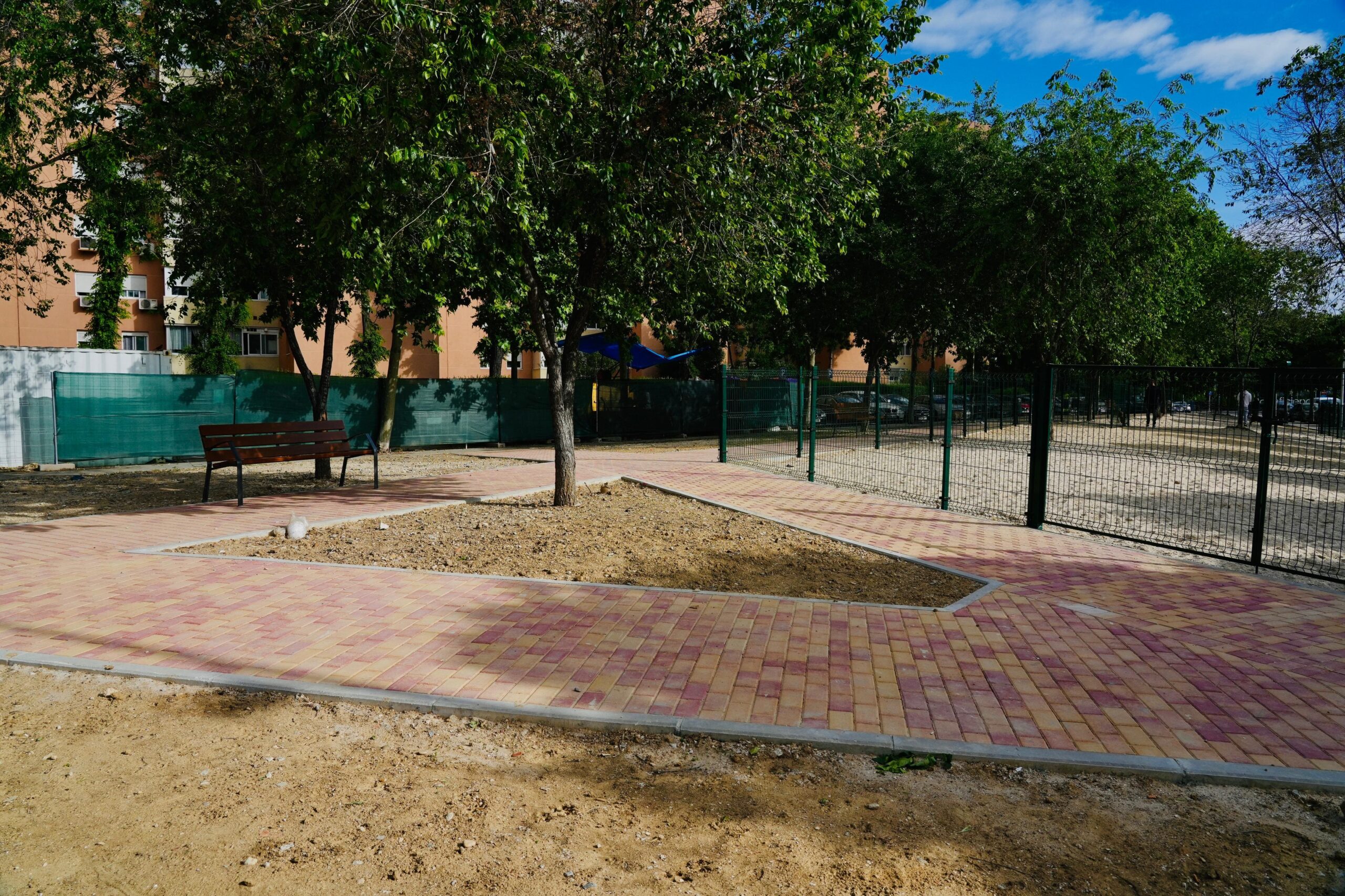 El alcalde de Móstoles visita la remodelación de la calle Nicaragua