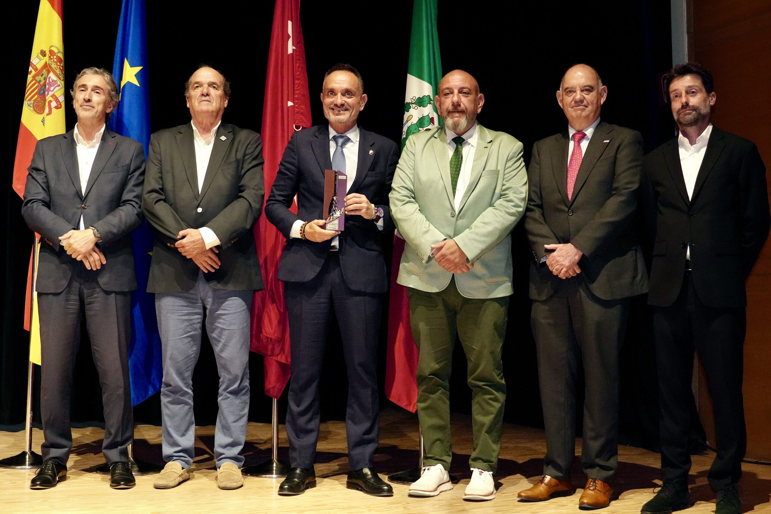 Móstoles recibe la “Escoba de Platino 2026” por su gestión de limpieza de grafitis