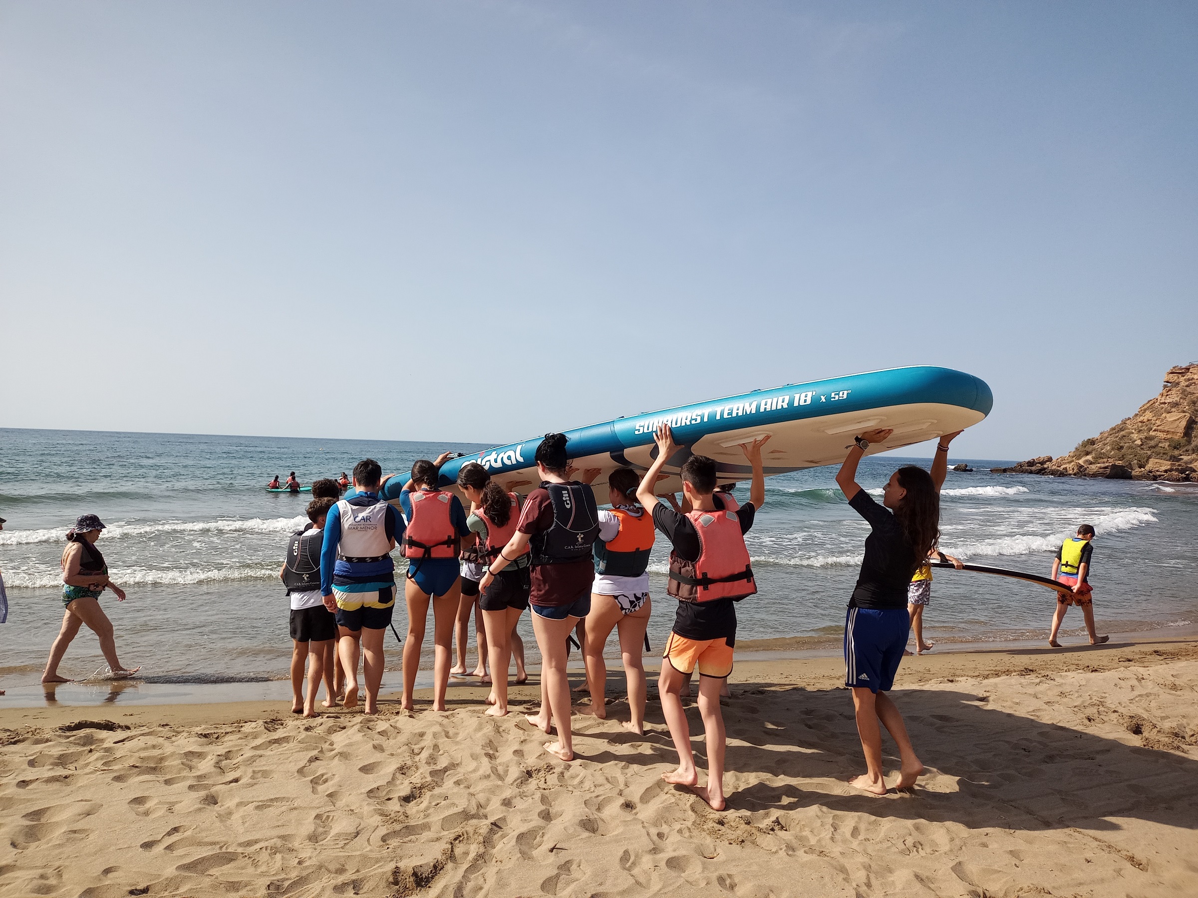 La campaña de verano para adolescentes arranca con actividades acuáticas en la playa