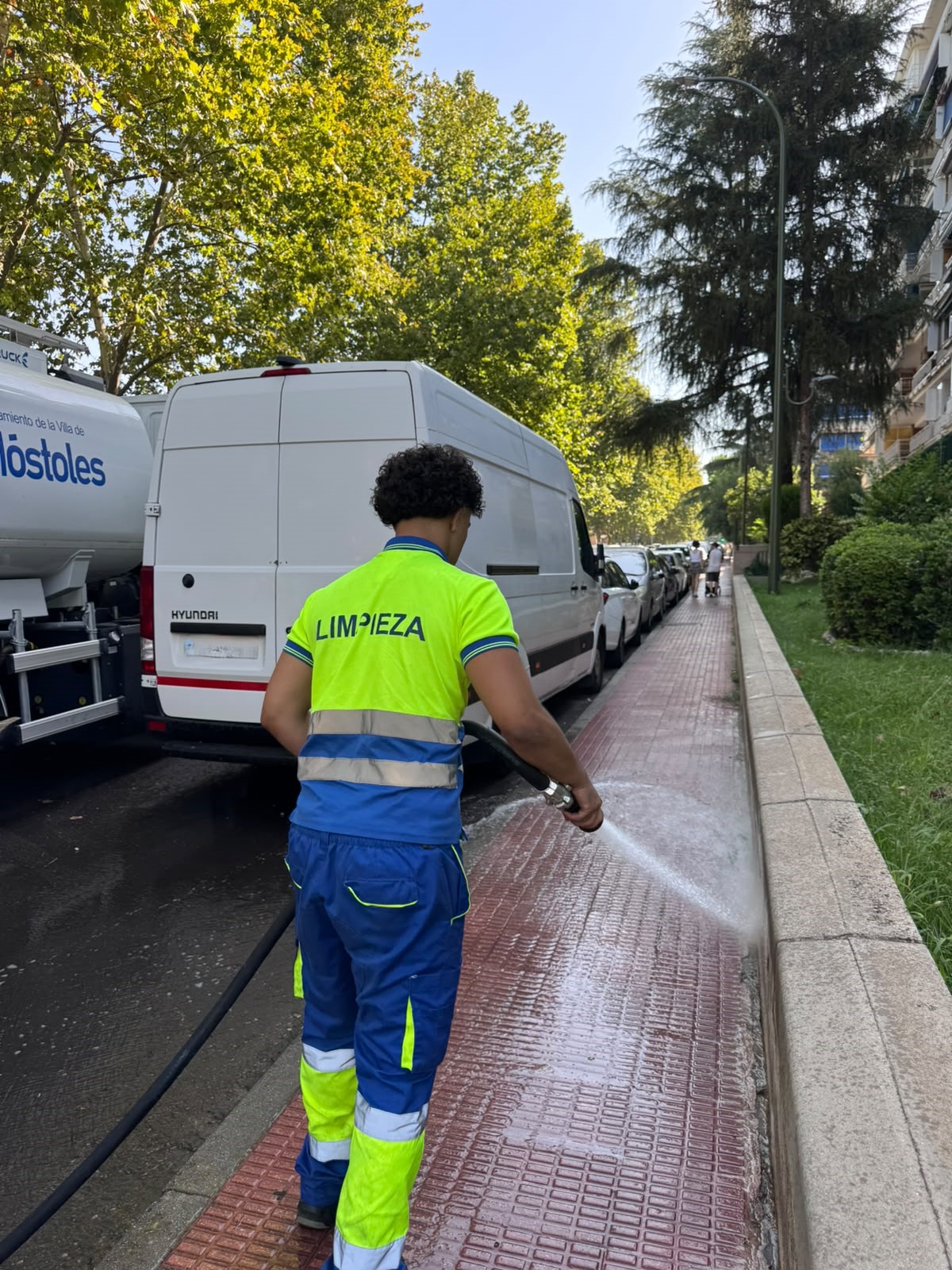 El Ayuntamiento de Móstoles continúa la limpieza barrio a barrio en Estoril II