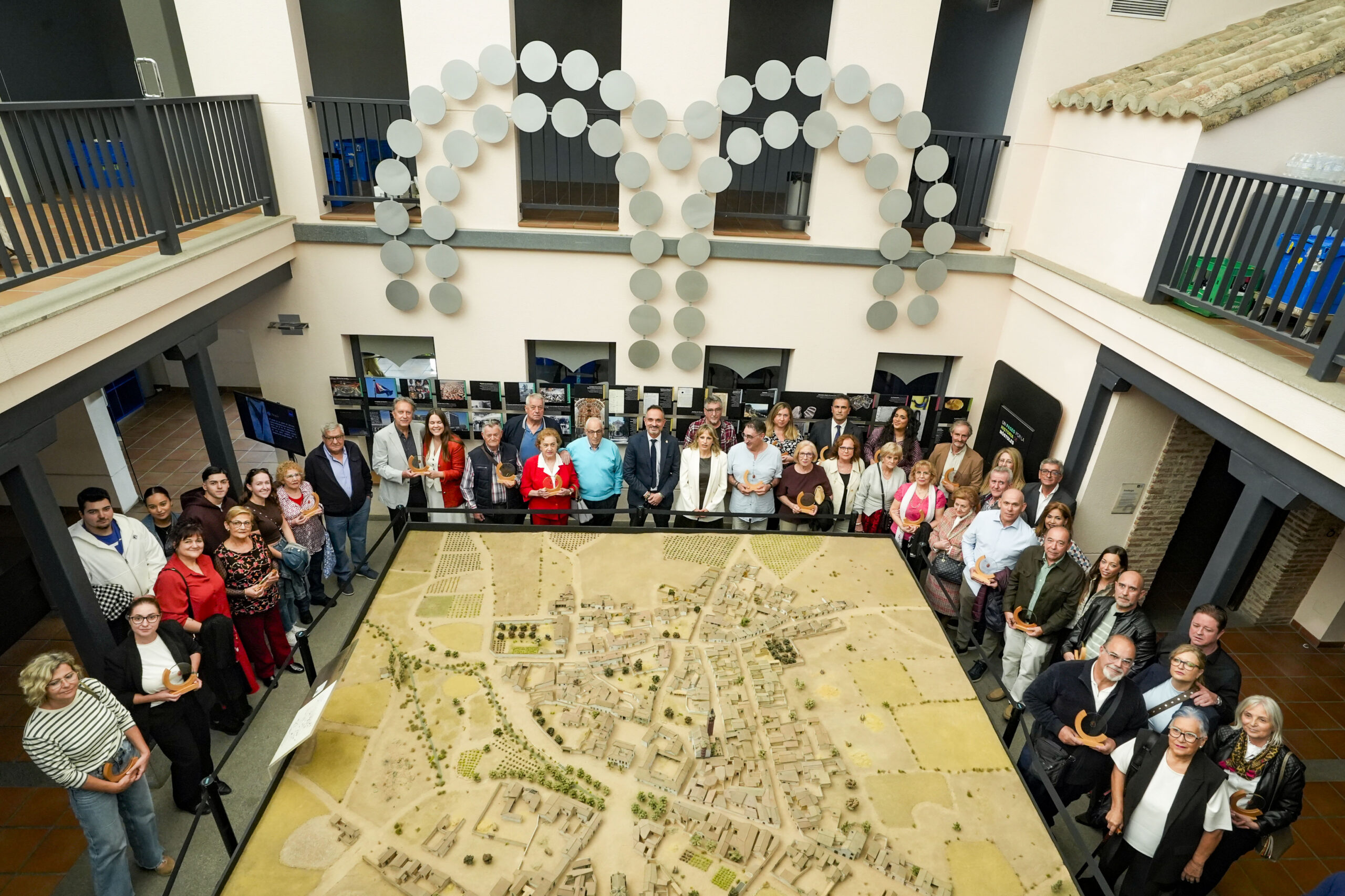 El Ayuntamiento homenajea a empresas y comercios con más de 50 años de trayectoria profesional en Móstoles