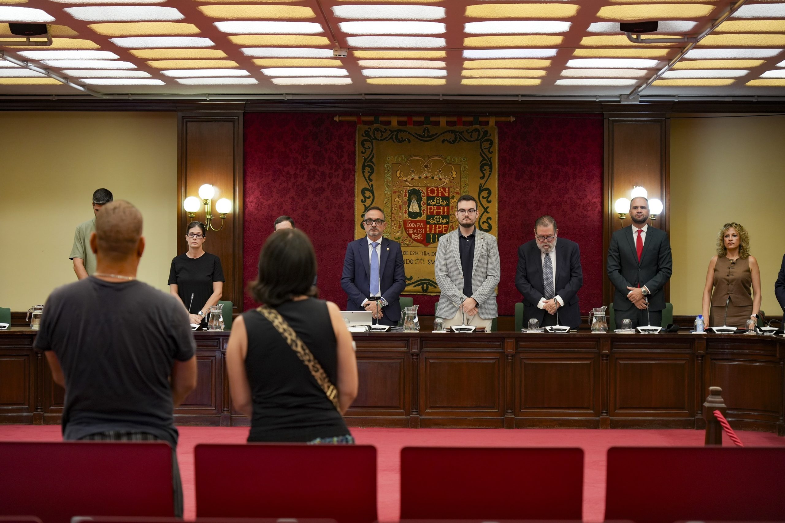 El Pleno de Móstoles reconoce el papel de los voluntarios y las personas mayores